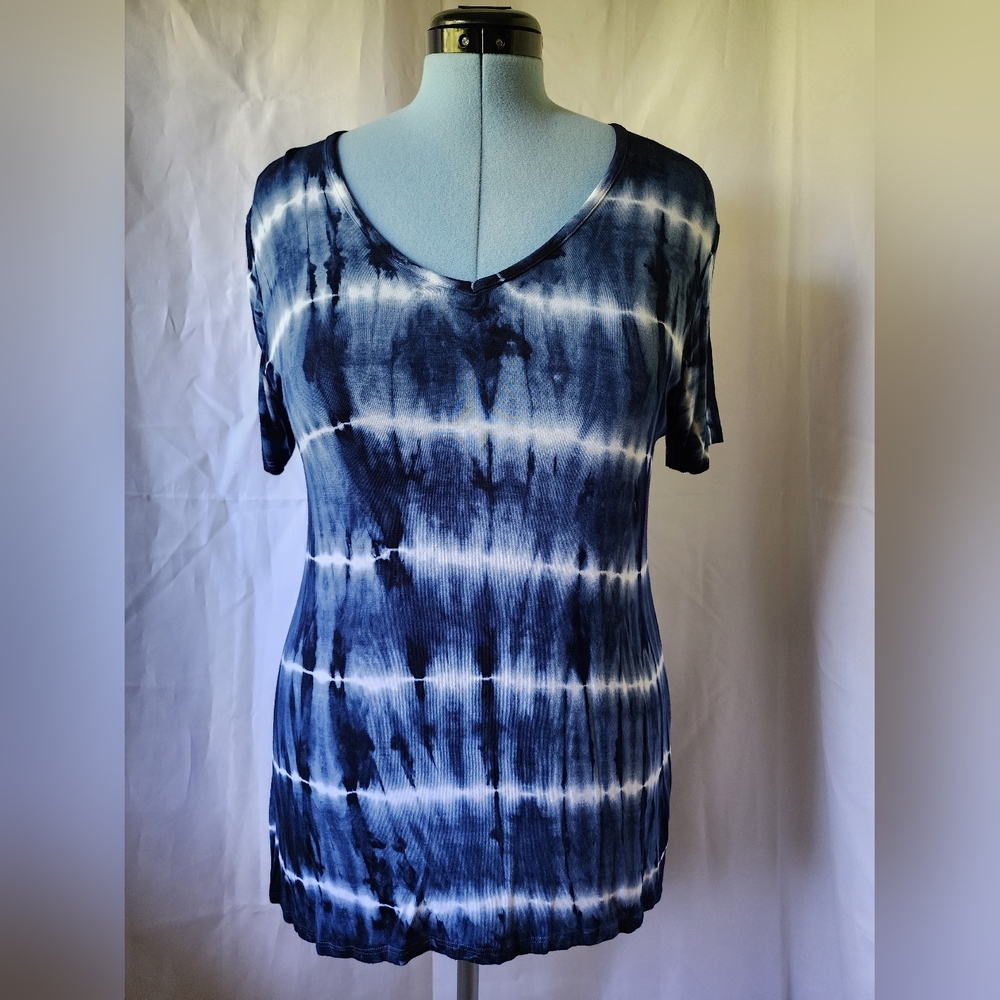 Tryst- Size XL- Blue & White Tie Dye Short Sleeve Shirt- V-neck- Like New